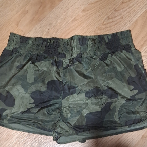 No Boundaries Pants - No Boundaries Green Camouflage Women's Athletic Shorts Xxl/2xg (19)